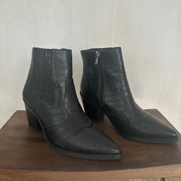 Blondo Black Leather Croc Embossed Ankle Boots - Picture 2 of 8